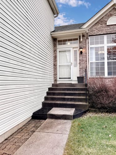 1115 Adrienne Dr, South Elgin, IL 60177-1099