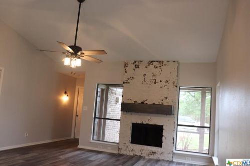 420 Londonderry Dr, Victoria, TX 77901-4571