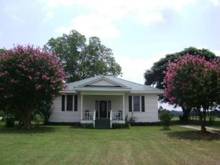 2069 Bond Dr, Elberton, GA 30635-3871