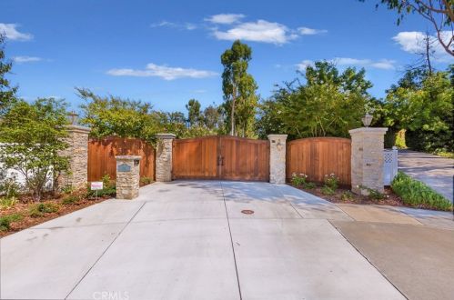 1015 Tiger Tail Dr, Riverside CA  92506-5423 exterior