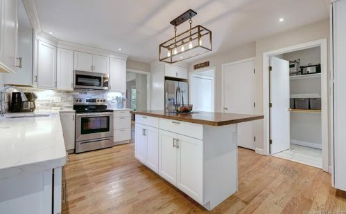 8 Captains Watch, Huntington CT  06484-5914 exterior