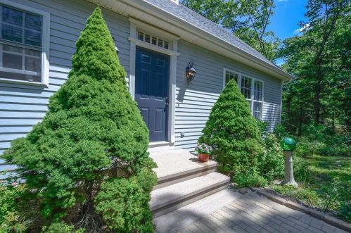 37 Small Pond Rd, Richmond, RI 02812-1121