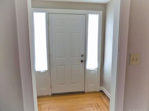 33 Clinton St, Glastonbury, CT 06033-2228