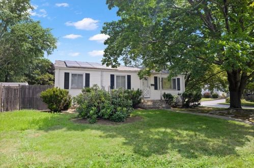 60 Meader St, Warwick, RI 02888-4034