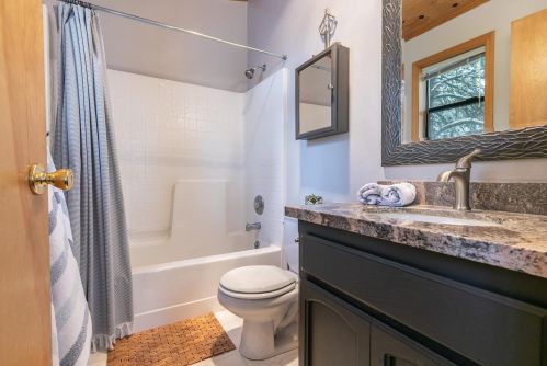12555 Hillside Dr, Truckee CA  96161-6330 exterior
