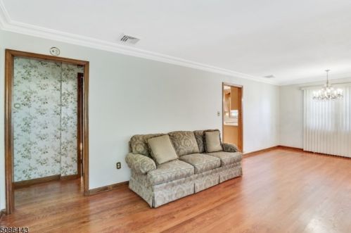 1 Glenview Dr, Town Center, NJ 07052-1005