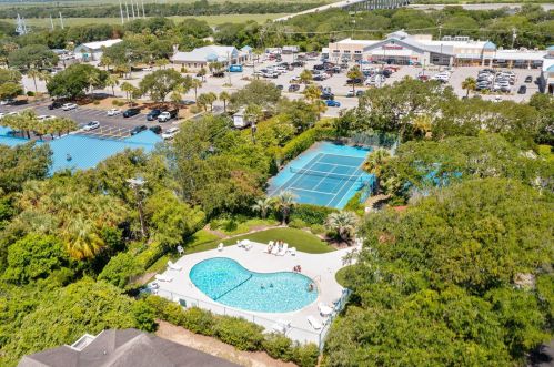 8 Ocean Park Ct, Isle Of Palms SC  29451-2244 exterior