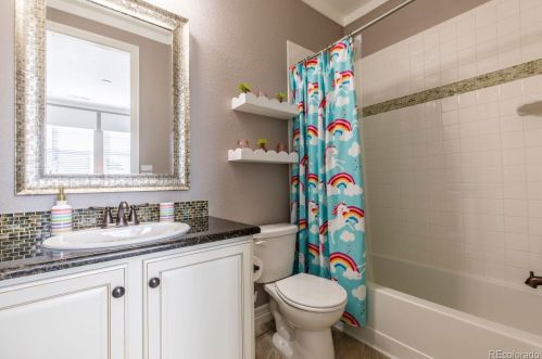 26525 Peakview Dr, Aurora CO 80016-6110 exterior