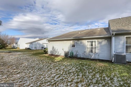 5 Thornhill Ct, Carlisle PA  17015-7669 exterior