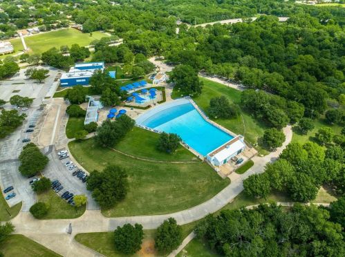 305 Trl Vw Ln, Garland TX  75043-5631 exterior