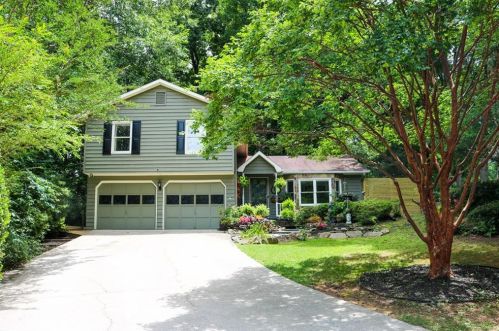 848 Chartley Dr, Lilburn, GA 30047-5410