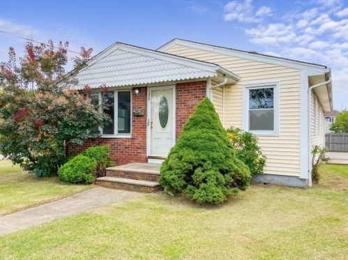 195 Ophelia St, Providence, RI 02909-5735