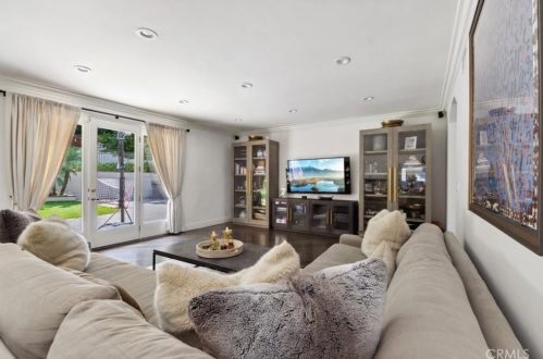 1566 Hillside Dr, Glendale CA  91208-2456 exterior