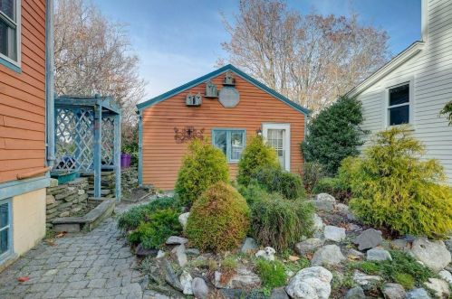 90 Van Zandt Ave, Middletown, RI 02840-1630