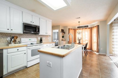 6018 Maiden Ln, Lula, GA 30554-3117