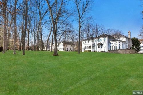32 Dogwood Hill Rd, Upper Saddle River, NJ 07458-2207