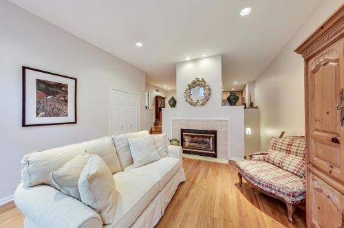 125 Oak St, Chicago, IL 60611-1202