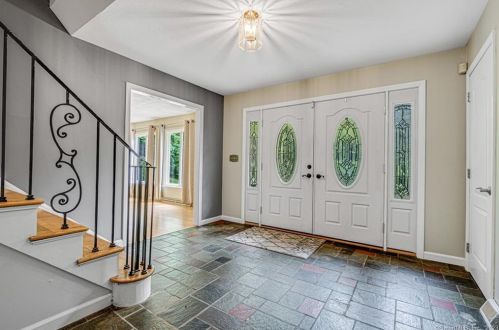 56 Oakcliff Rd, Middletown CT  06457-5663 exterior
