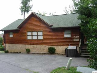 1654 Kissing Way, Pigeon Forge, TN 37862-7106