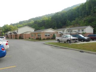409 Pebble Dr, Moundsville, WV 26041-2604