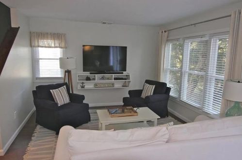 70 Houston Ave, Middletown, RI 02840-3916