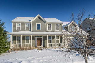 2372 Bluewater Dr, Lake Barrington, IL 60084