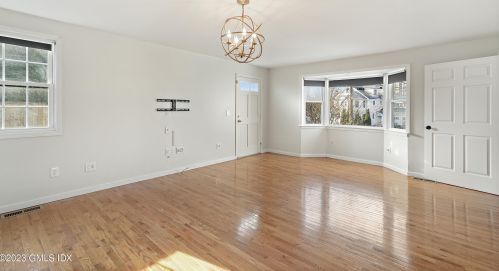 17 Circle Dr, Greenwich CT  06830-6737 exterior