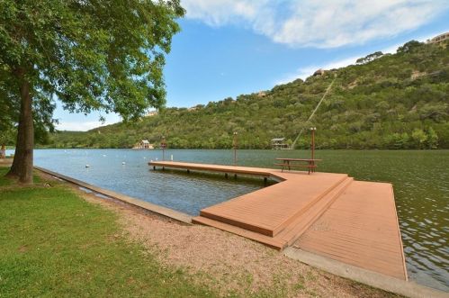 1007 Cyn Edge Dr, Austin TX  78733-2005 exterior