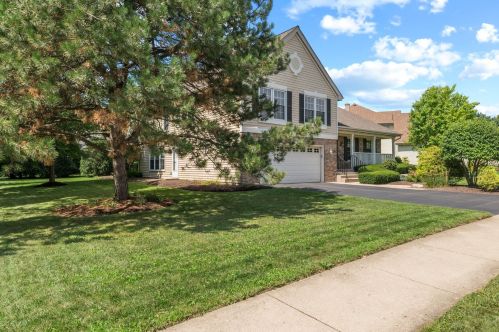 990 Amberwood Cir, Naperville, IL 60563-9351