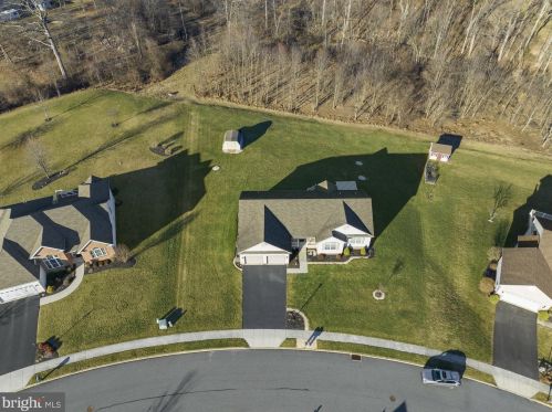 8 Tyler Dr, Hanover, PA 17331-7875