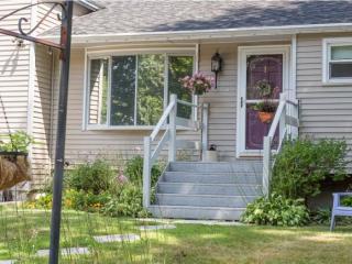 1 Crestview Dr, Kensington, NH 03833-2003