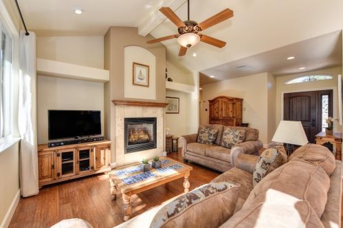23060 Sunset Ridge Dr, Auburn, CA 95602-8079