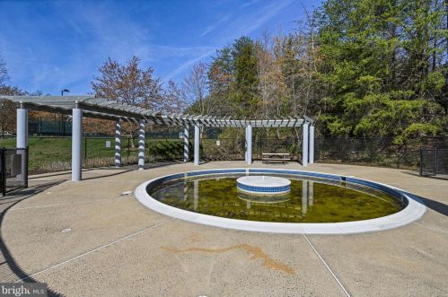 11400 Windleaf Ct, Herndon VA  20194-2046 exterior