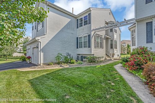 33 Austin St, Tinton Falls, NJ 07712-7759