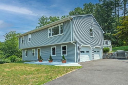 1 Pine St, Sandy Hook, CT 06482-1104