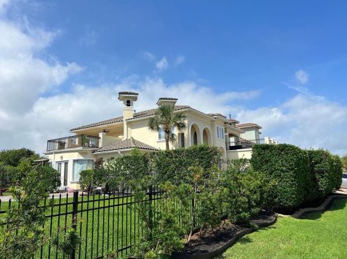 525 Villa Dr, Taylor Lake Village TX  77586-3053 exterior