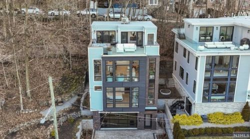 8 Rockwood Pl, Edgewater, NJ 07020-1413