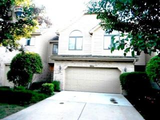8606 Thistlewood Ct, Oak Brook, IL 60561-8405