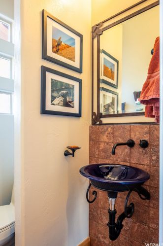 340 Snow Cyn Dr, Kayenta UT 84738-6041 exterior