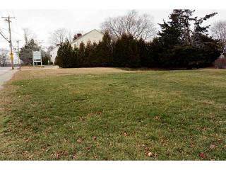 32 Wells St, Westerly, RI 02891-2928