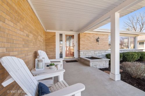 1349 Plymouth Ln, Glenview, IL 60025-2270