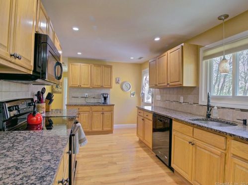 3 Dellwood Rd, Waterbury, CT 06716-2306