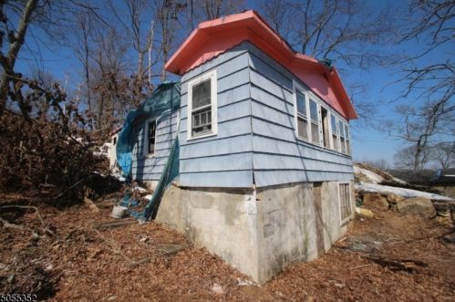 18 Delaware Ave, Hopatcong, NJ 07843-1907