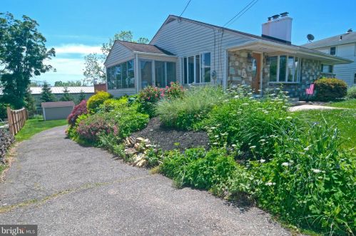 92 Lakedale Dr, Trenton NJ 08648-4421 exterior