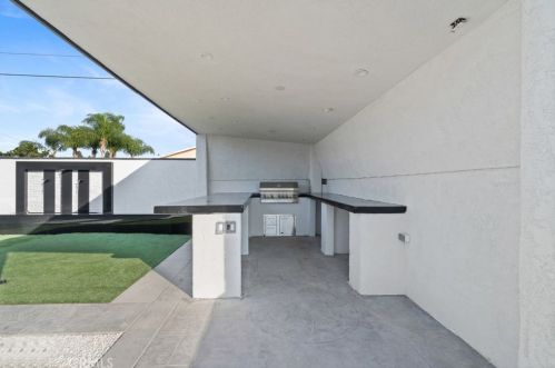 300 Brookhurst St, Anaheim CA  92801-5608 exterior