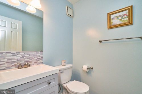 6740 Sunset Woods Ct, Springfield VA  22015-4241 exterior