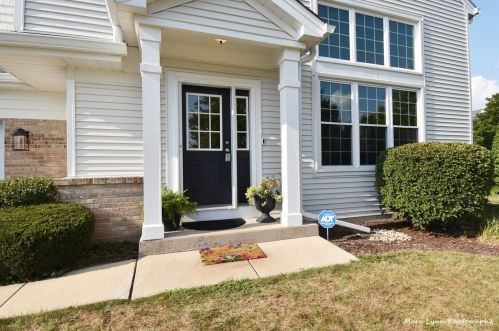 1019 Saratoga Rd, Naperville, IL 60564-7108