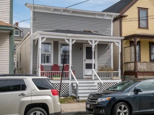 670 Thames St, Middletown, RI 02840-6737