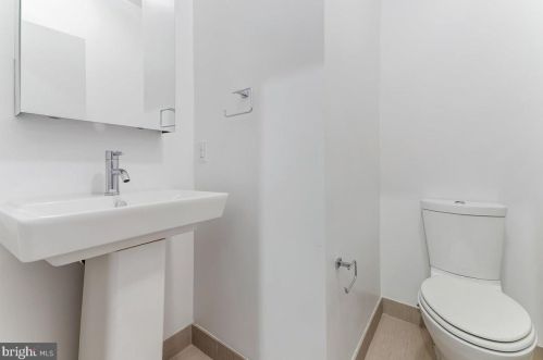 154 Front St, Philadelphia PA  19106-0020 exterior