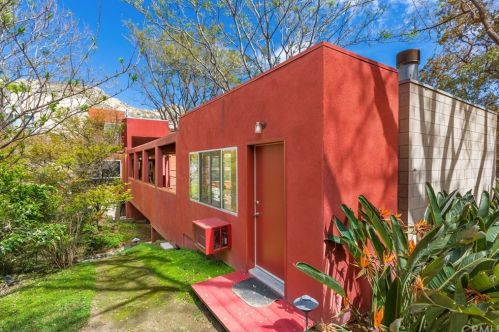 2025 Mt Vernon Ave, Riverside CA  92507-2528 exterior